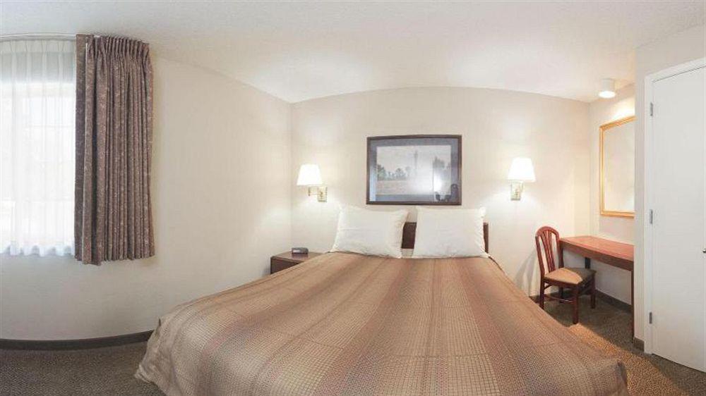 Sonesta Simply Suites Hampton Extérieur photo